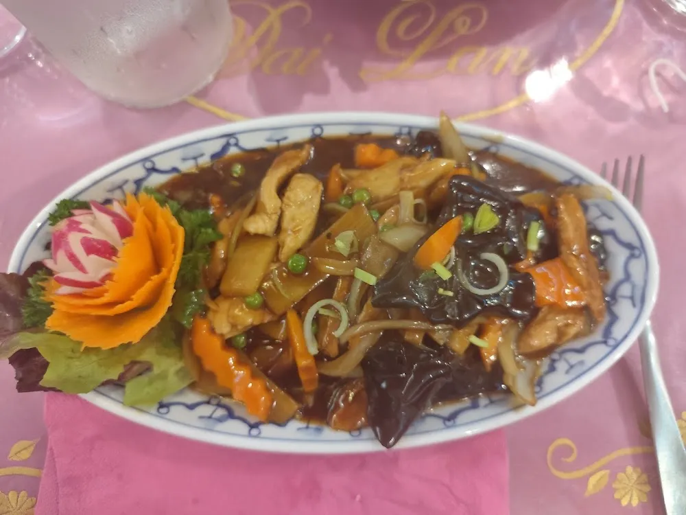 Poulet Sauté Aux Champignons Noirs Et Pousses de Bambou